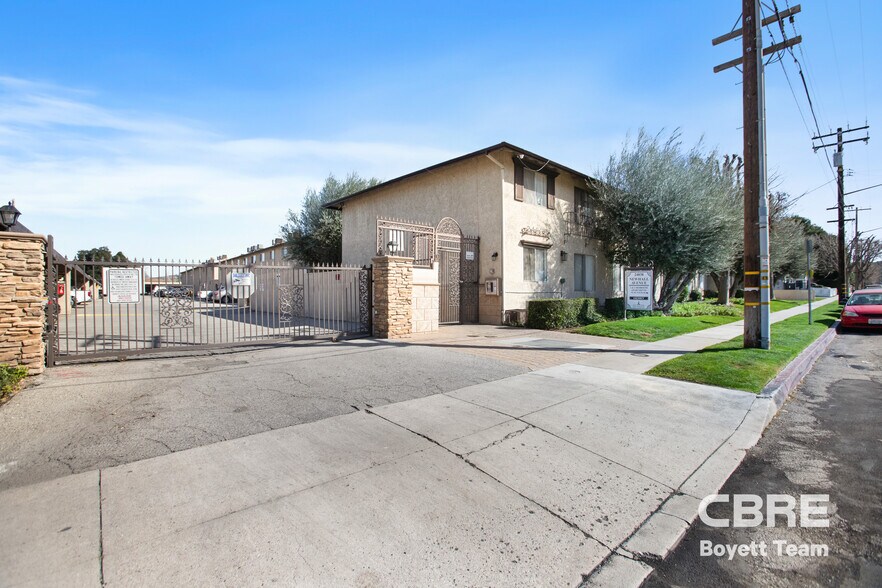 24828 Newhall Ave, Santa Clarita, CA à vendre - Photo principale - Image 3 de 3