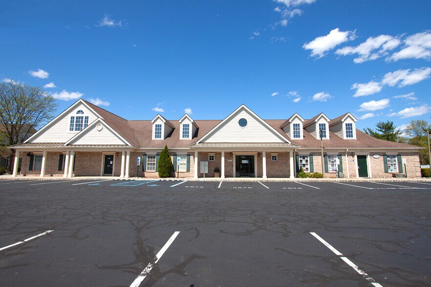 378 S Branch Rd, Hillsborough, NJ à louer - Photo du bâtiment - Image 2 de 17