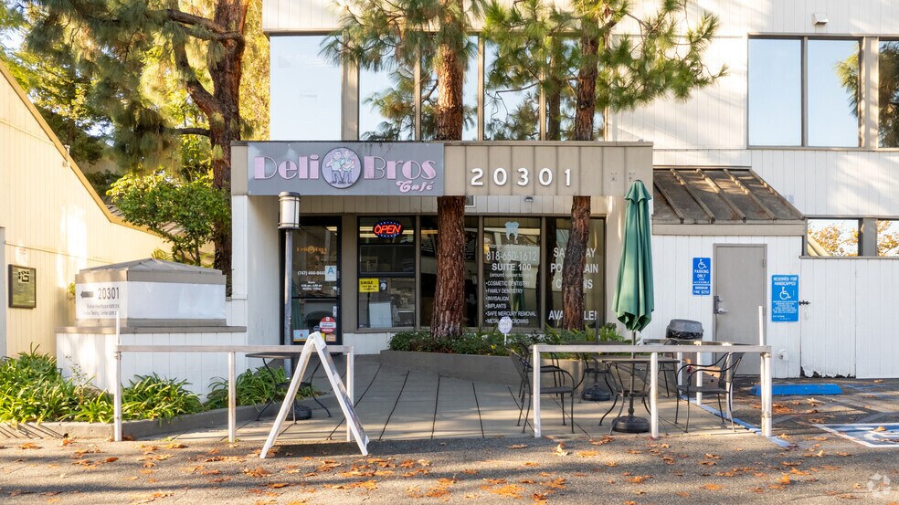 20301 Ventura Blvd, Woodland Hills, CA à louer - Photo du bâtiment - Image 2 de 6