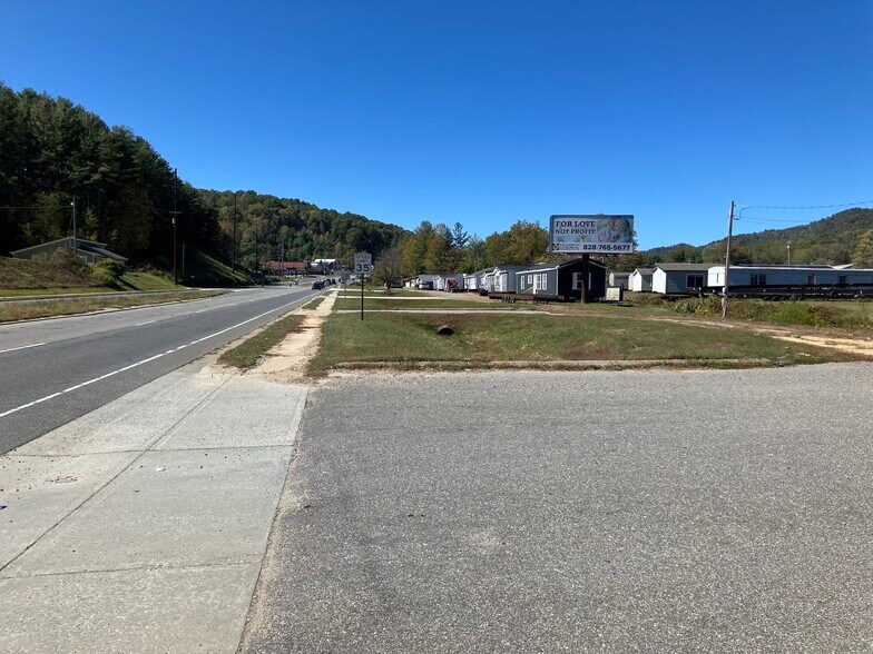 722 E Main St, Burnsville, NC à vendre - Photo du bâtiment - Image 3 de 4