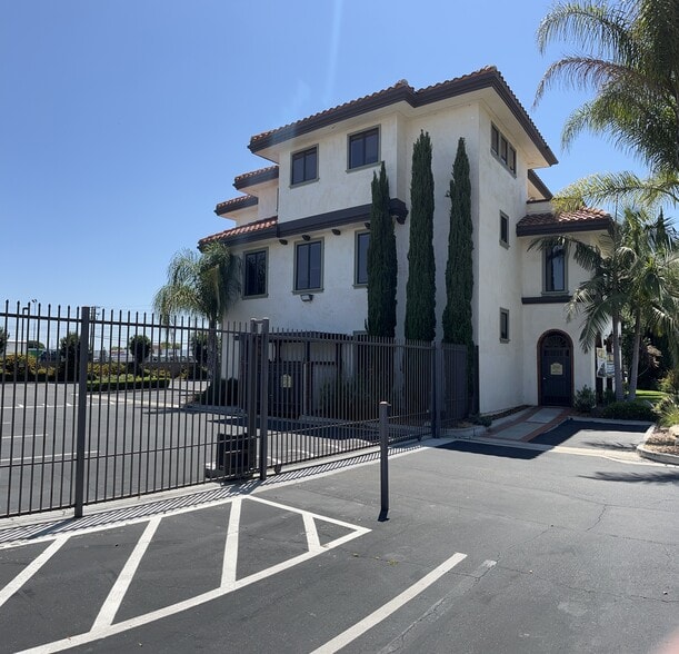 1675 N Main St, Orange, CA à louer - Photo du bâtiment - Image 3 de 11