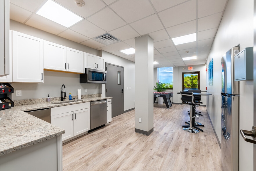 2081 SE Ocean Blvd, Stuart, FL à vendre - Photo du bâtiment - Image 3 de 42