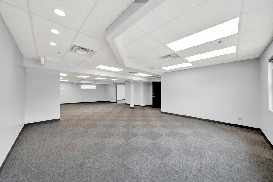 1355 Main St, North Vancouver District, BC for lease - Interior Photo - Image 3 of 22