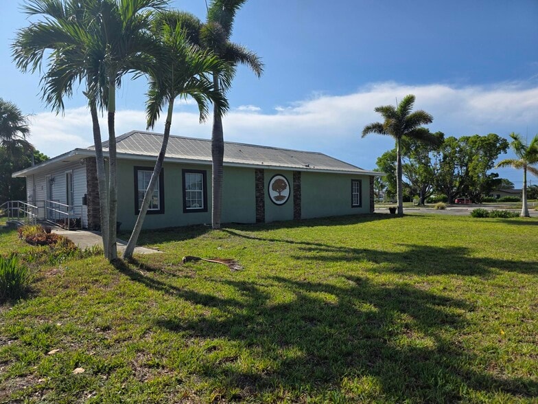 4811 S Del Prado Blvd, Cape Coral, FL for lease - Building Photo - Image 2 of 17