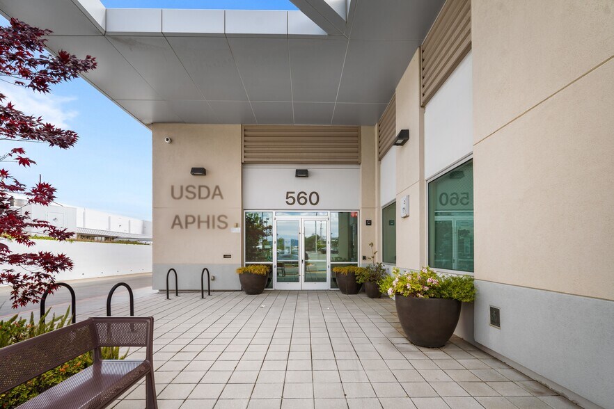 560 Eccles Ave, South San Francisco, CA à vendre - Photo du bâtiment - Image 2 de 45