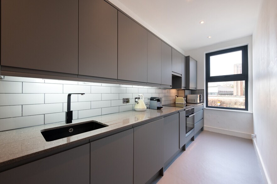 107-111 Lillie Rd, Londres à vendre - Photo du bâtiment - Image 3 de 12