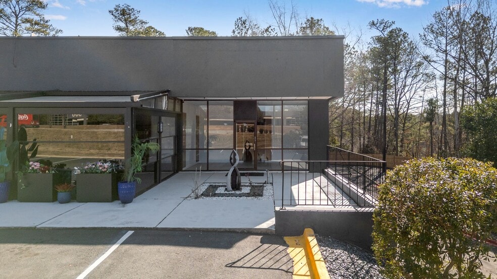 7855 Roswell Rd, Sandy Springs, GA for lease - Building Photo - Image 3 of 16