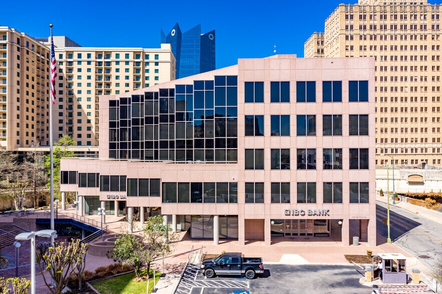 130 E Travis St, San Antonio, TX à louer - Photo du bâtiment - Image 2 de 4