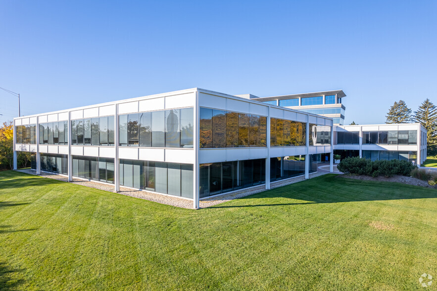 701 Harger Rd, Oak Brook, IL for lease - Primary Photo - Image 1 of 13