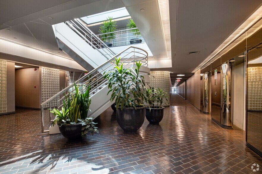 2950 Express Dr S, Islandia, NY à louer - Photo du bâtiment - Image 1 de 18