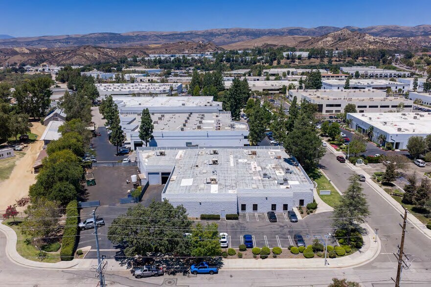 2121 Union Pl, Simi Valley, CA à louer - Photo du bâtiment - Image 2 de 3
