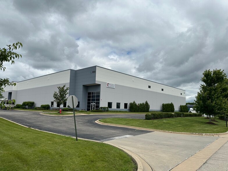 1380 Madeline Ln, Elgin, IL for lease - Building Photo - Image 1 of 10