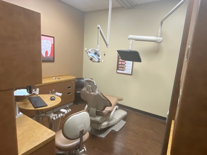 4010 Sandy Brook Dr, Round Rock, TX for sale - Building Photo - Image 2 of 22