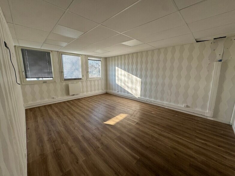 Flex in Lognes for lease - Interior Photo - Image 2 of 7