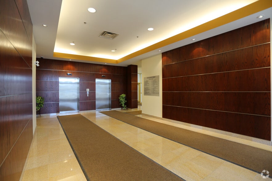 9140 Leslie St, Richmond Hill, ON à vendre - Hall d’entrée - Image 2 de 11
