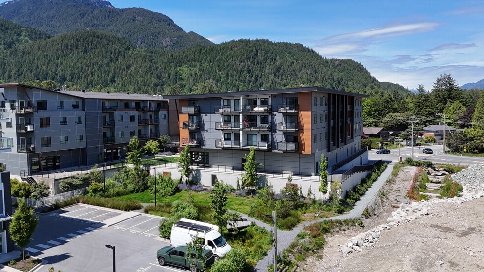 39668 Government Rd, Squamish, BC à vendre - Photo du bâtiment - Image 3 de 11