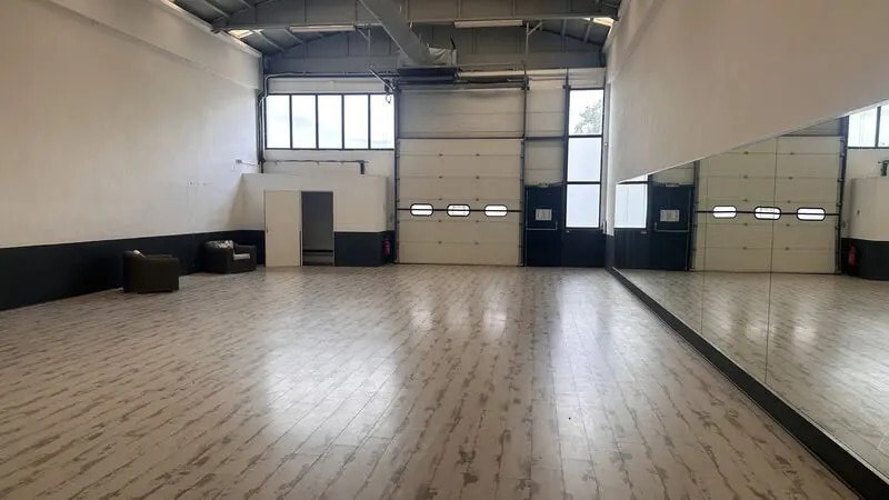 Office in Genay for lease - Interior Photo - Image 2 of 6