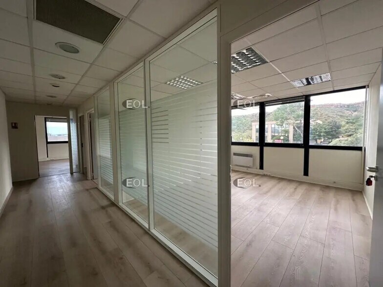 Office in Vitrolles for lease - Interior Photo - Image 3 of 14