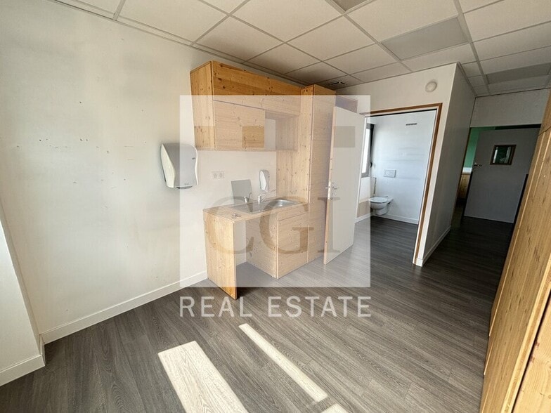 Office in Chaponnay for lease - Building Photo - Image 3 of 12