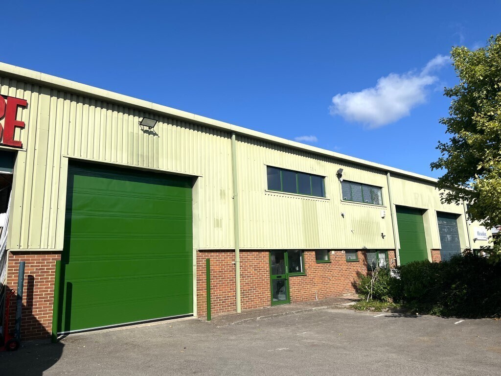 Primrose Hl, Kings Langley for lease Building Photo- Image 1 of 6