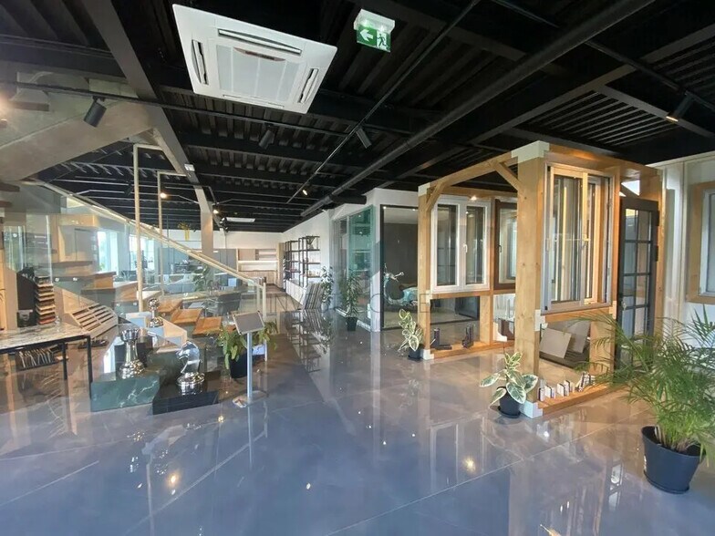 Flex in Viarmes for lease - Building Photo - Image 1 of 18