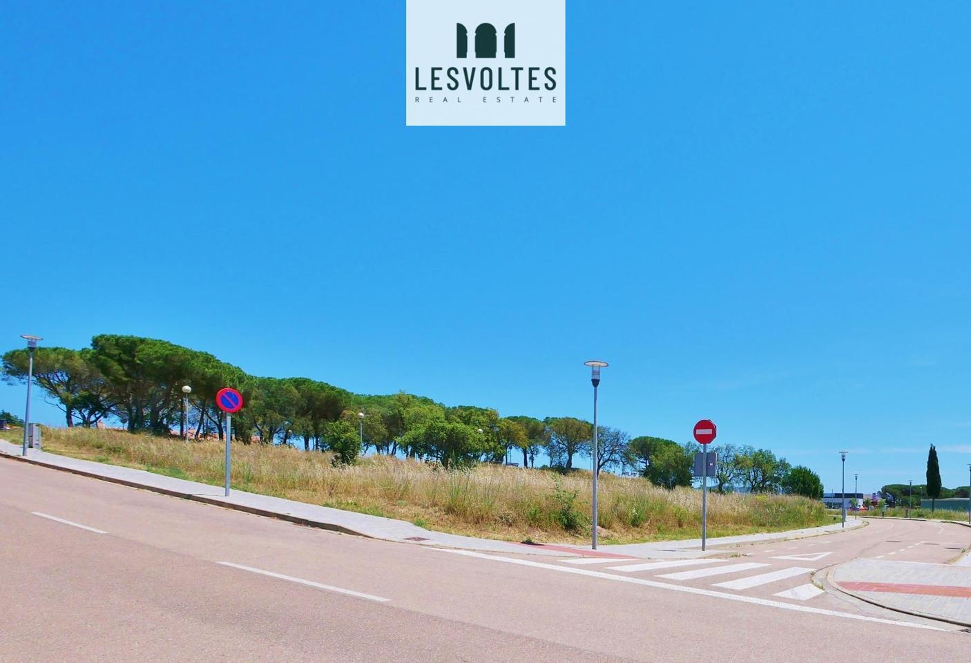 Residencial Mas Borrell portfolio of 5 properties for sale on LoopNet.ca Primary Photo- Image 1 of 5