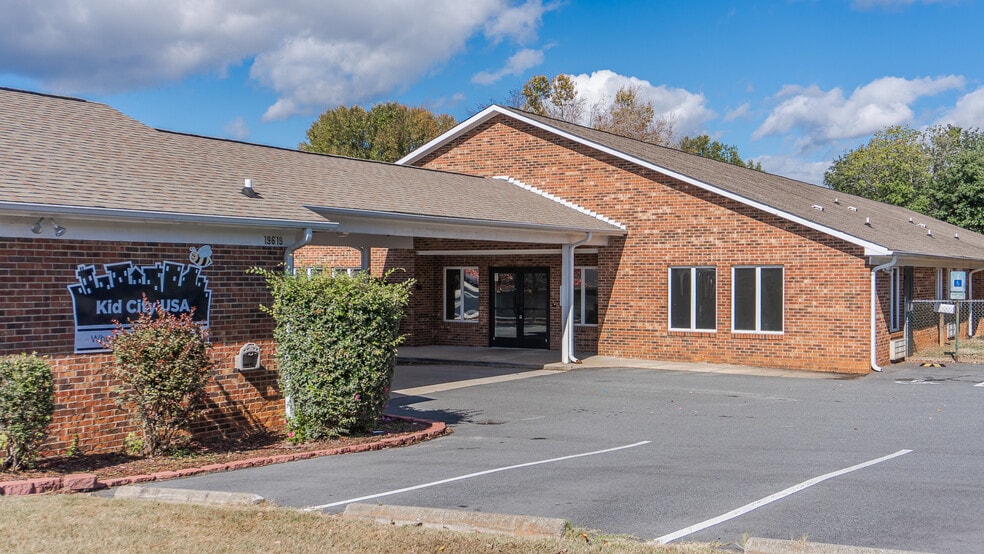 19619 W Catawba Ave, Cornelius, NC for lease - Building Photo - Image 1 of 13