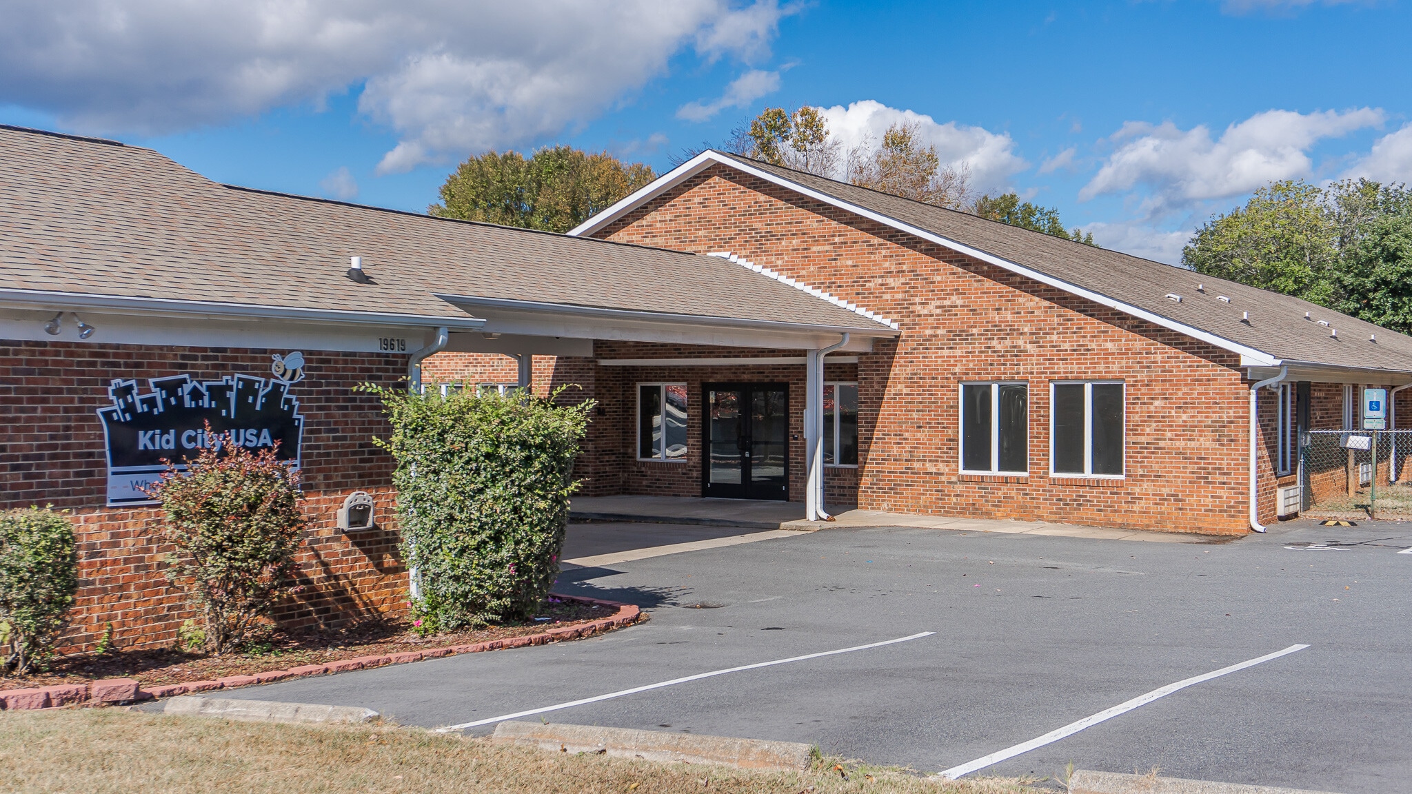 19619 W Catawba Ave, Cornelius, NC for lease Building Photo- Image 1 of 14