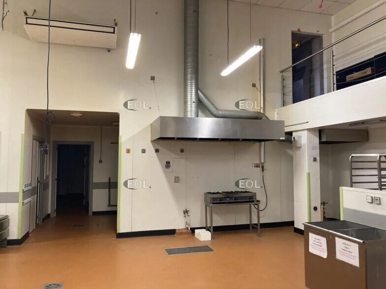 Flex in Villejuif for sale - Building Photo - Image 3 of 16