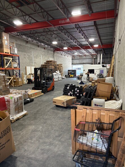 7975 NW 21st St, Doral, FL à louer - Photo du bâtiment - Image 3 de 9