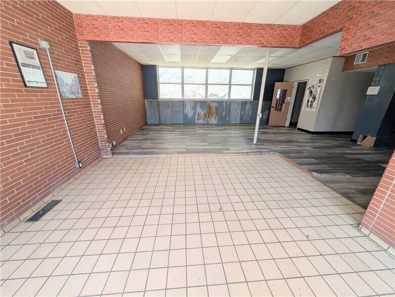 910 New York St, Humboldt, KS à vendre - Photo du bâtiment - Image 3 de 34