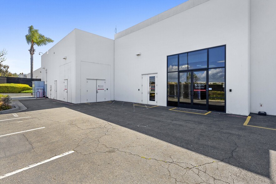 4100 Avenida De La Plata, Oceanside, CA à vendre - Photo du bâtiment - Image 2 de 4