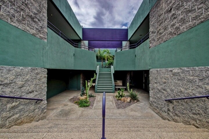 7633 E Acoma Dr, Scottsdale, AZ à louer - Photo du bâtiment - Image 2 de 11