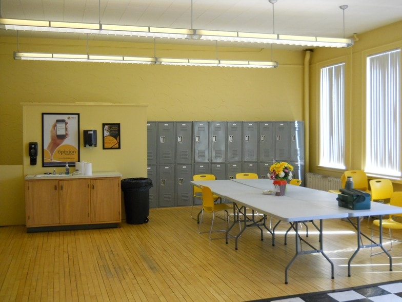 1034 S 18th St, Manitowoc, WI à louer - Photo du bâtiment - Image 3 de 28