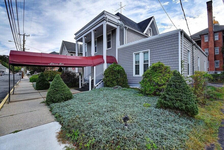 201 Meadow St, Naugatuck, CT à vendre - Photo du bâtiment - Image 2 de 43