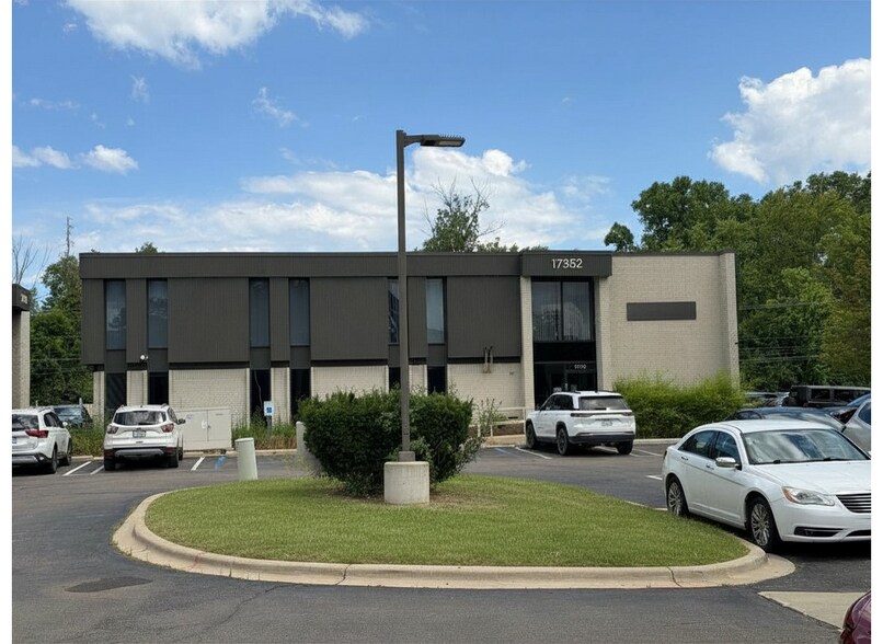 17320 W 12 Mile Rd, Southfield, MI à louer - Photo du bâtiment - Image 2 de 14