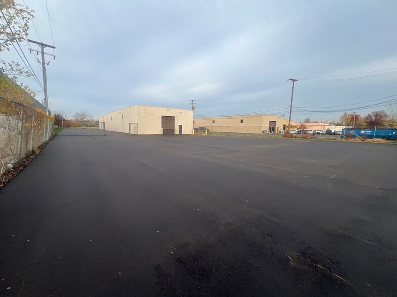 12499 Delta St, Taylor, MI for lease - Building Photo - Image 2 of 10