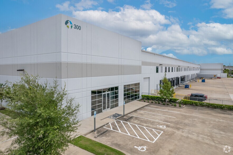 300 Airtex Dr, Houston, TX à louer - Photo du bâtiment - Image 3 de 17