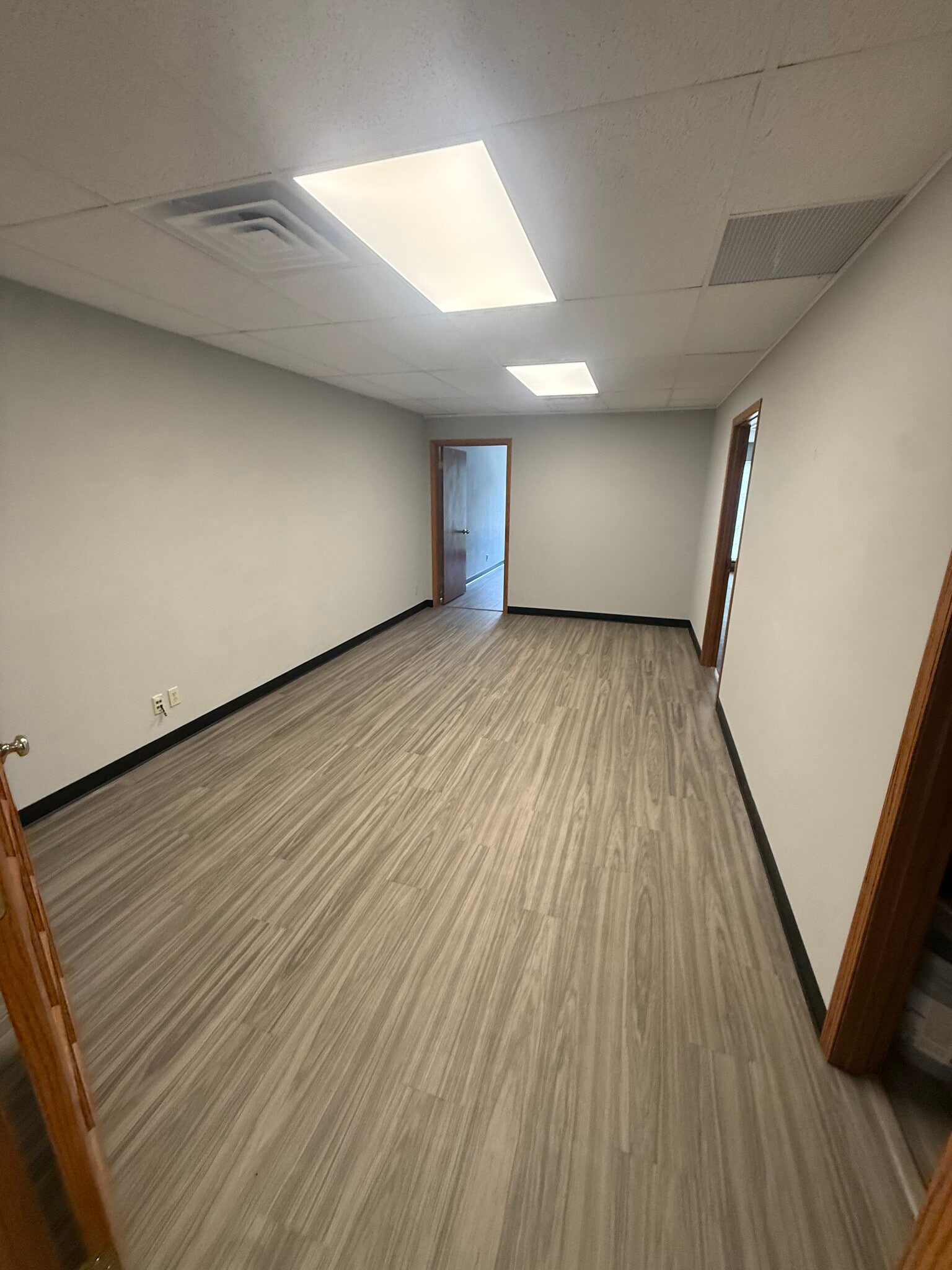 5205 N Ironwood Ln, Milwaukee, WI for lease Interior Photo- Image 1 of 5