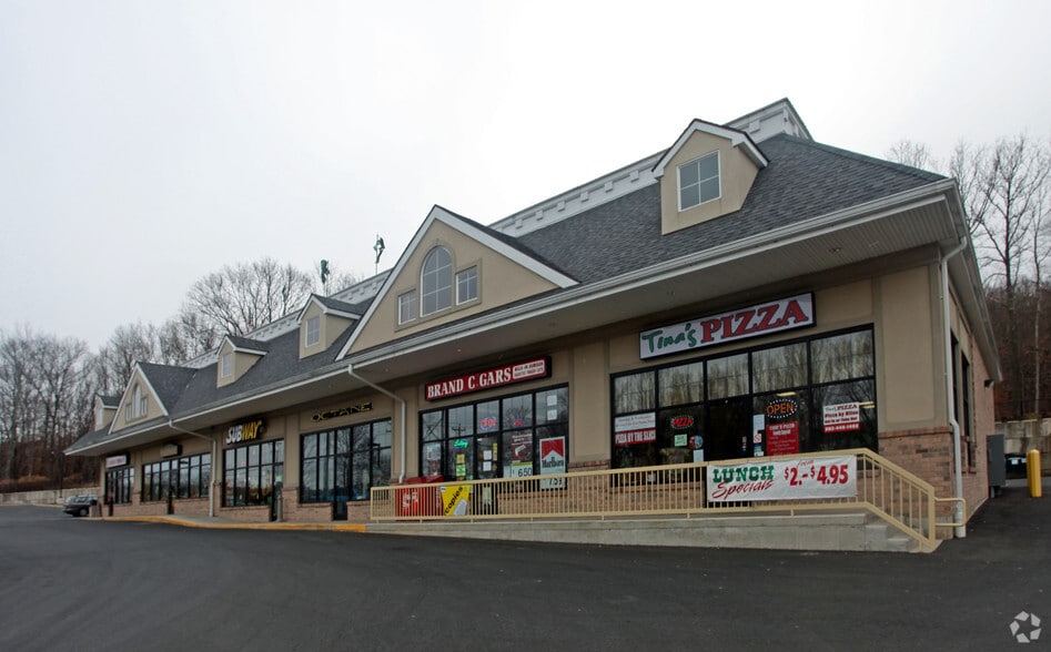 230 Roosevelt Dr, Monroe, CT à louer - Photo du bâtiment - Image 2 de 13