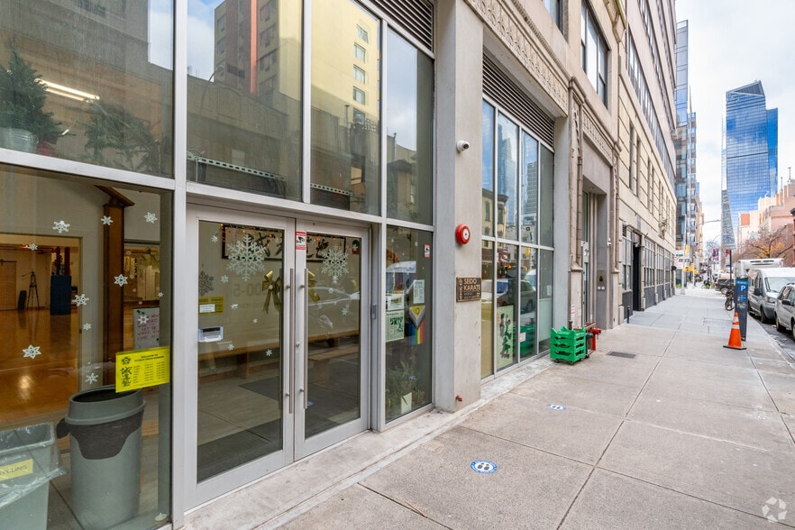 252 W 30th St, New York, NY for lease - Primary Photo - Image 1 of 10