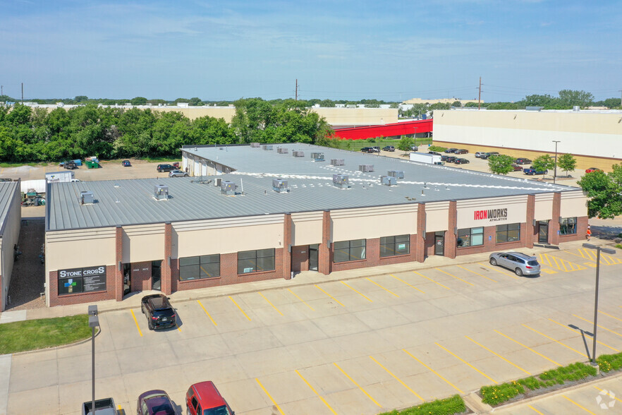 3946-3998 NW Urbandale Dr, Urbandale, IA for lease - Building Photo - Image 2 of 5