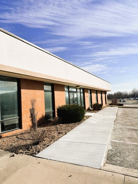 1325 SW Market St, Lee's Summit, MO à louer - Photo du bâtiment - Image 3 de 14