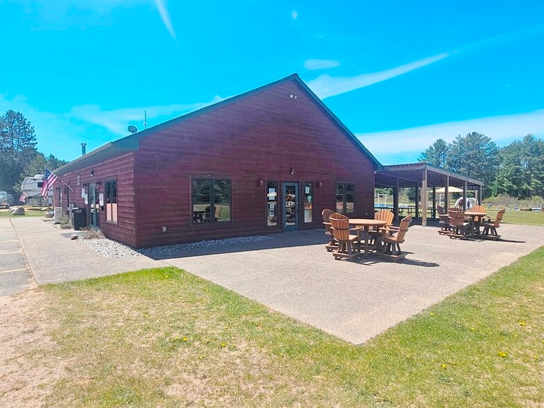 4702 Hi Pines Ln, Eagle River, WI à vendre - Photo du bâtiment - Image 1 de 35