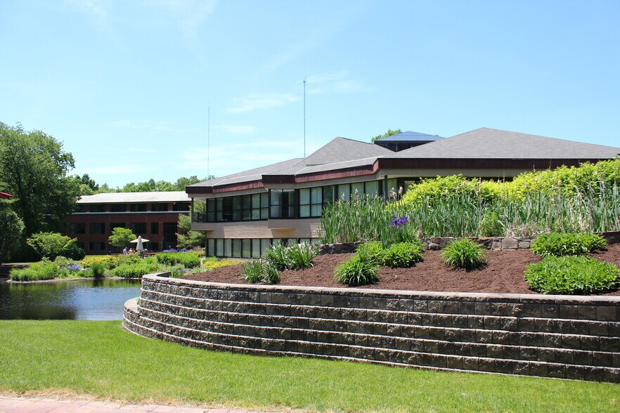 10 Waterside Dr, Farmington, CT à louer - Photo du bâtiment - Image 1 de 24