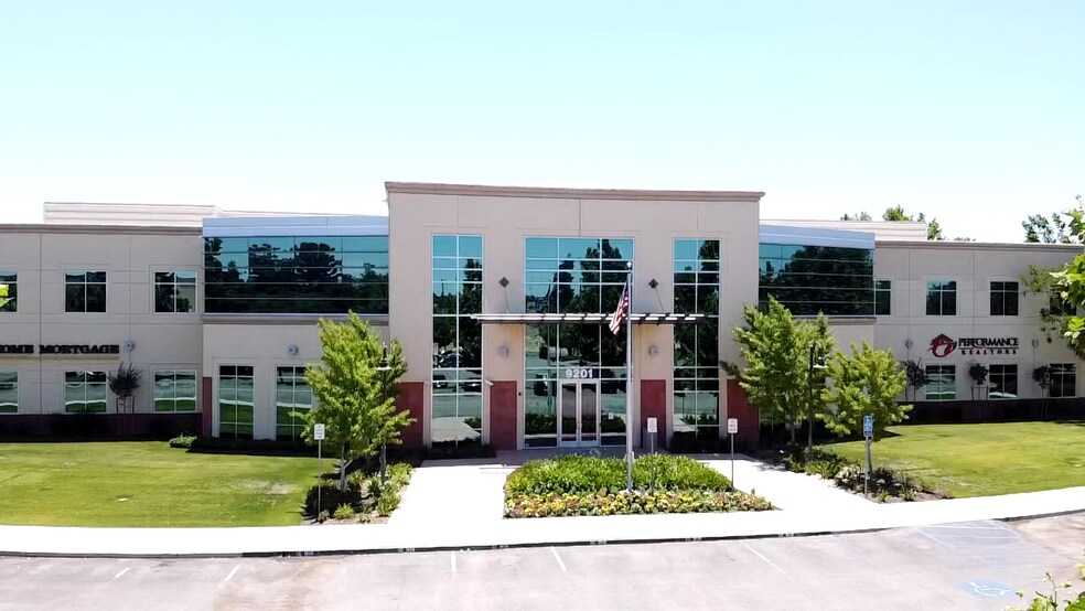 9201 Camino Media, Bakersfield, CA à louer - Photo du bâtiment - Image 1 de 9