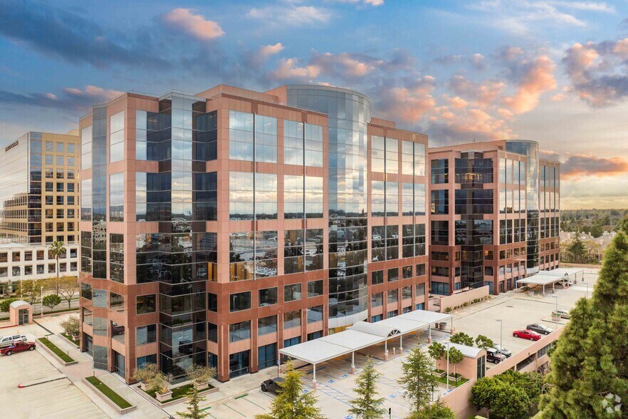 1 MacArthur Pl, Santa Ana, CA à louer - Photo du bâtiment - Image 3 de 6