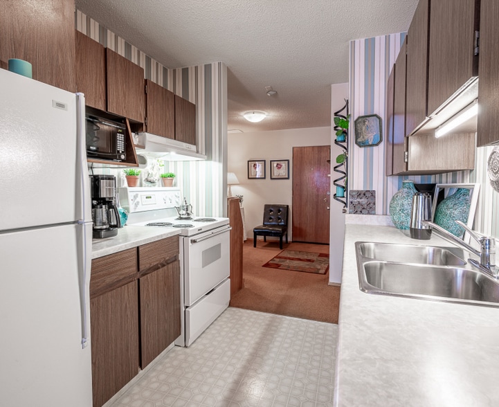 511 Braid St, Penticton, BC for sale - Interior Photo - Image 2 of 3