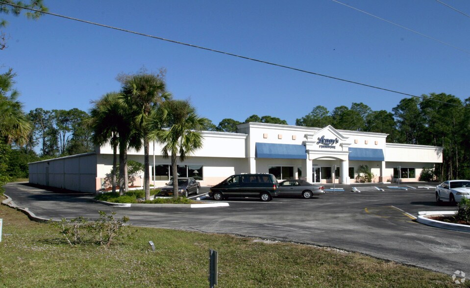 10001 Tamiami Trl E, Naples, FL à louer - Photo du bâtiment - Image 2 de 12