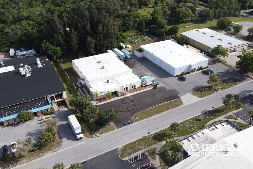 2211 Industrial Blvd, Sarasota, FL à vendre - Photo du bâtiment - Image 2 de 36